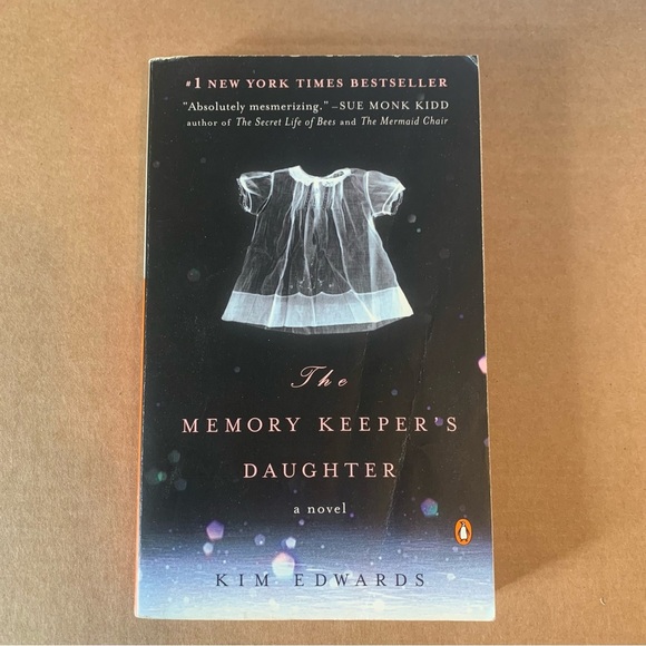 📚2/$12📚 Novel: The Memory Keeper's Daughter by Kim Edwards - Picture 1 of 6